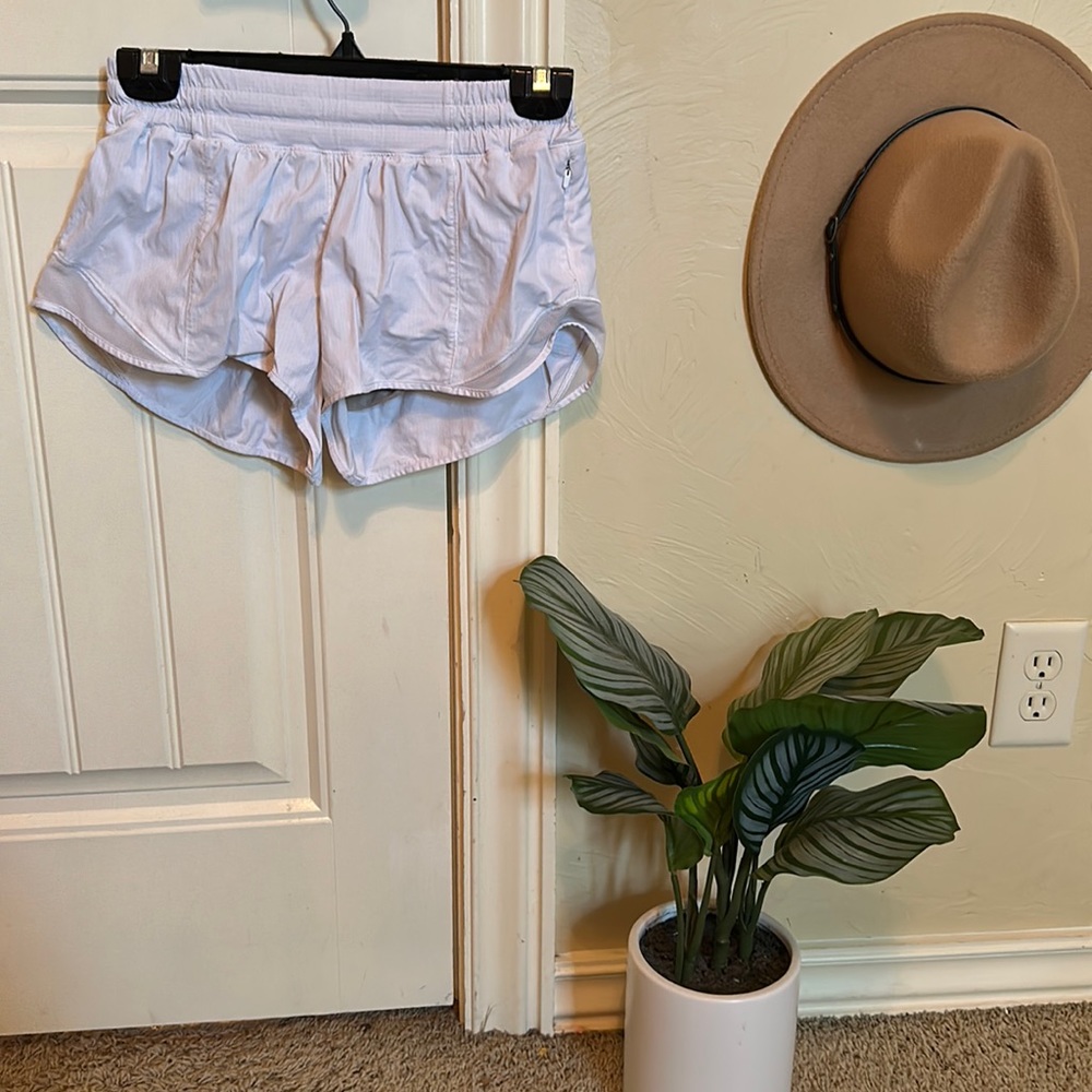 lululemon white hotty hot short 2.5 inseam size 6